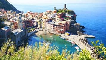 mooi vernazza in cinque terre. een van vijf beroemd kleurrijk dorpen van cinque terre nationaal park in Italië video