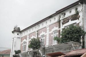 antiguo edificio cubierto de maleza, casco antiguo foto