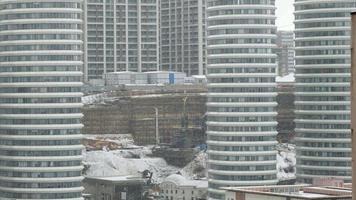 istanbul, Kalkon - februari 7, 2023, skyskrapor och konstruktion webbplats i en snöig dag på istanbul, fikirtepe. kadikoy, fikirtepe är en rekonstruktion är mot jordbävningar. video