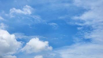 cúmulos en un cielo azul durante el día. fondo de cielo natural y fondo de pantalla foto