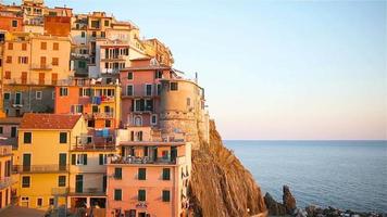 hermosa vista del antiguo pueblo de manarola en la reserva de cinque terre al atardecer. región de liguria de italia. video