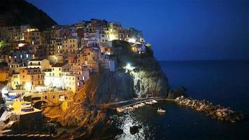 atemberaubender blick auf das schöne und gemütliche dorf manarola im reservat cinque terre bei sonnenuntergang. Region Ligurien in Italien. video