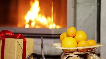 hermosa chimenea decorada con regalo y naranja para navidad video