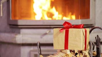 avvicinamento Natale regalo sfondo di camino nel natale vigilia video