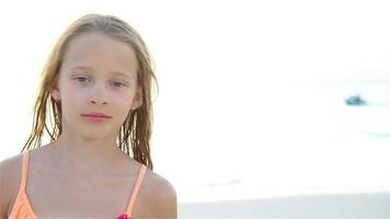 portret van weinig meisje Aan de strand. langzaam beweging video