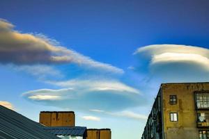 Las nubes lenticulares son un fenómeno natural bastante raro. tales nubes se forman en las crestas de las ondas de aire o entre dos capas de aire. foto