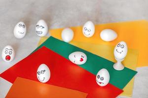 pegatinas con diferentes emociones pegadas en huevos blancos. el concepto de comunicación y emociones en las redes sociales, una decoración inusual de huevos de Pascua foto