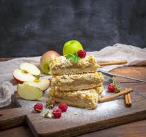 pila de rebanadas de pastel al horno con manzanas foto