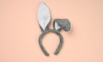 máscara de conejo en la cabeza con orejas sobre un fondo beige foto