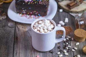 chocolate caliente con malvaviscos en una taza blanca foto