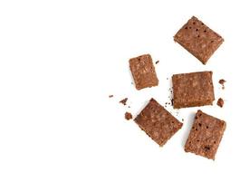 pila de piezas de brownie de chocolate al horno con nuez aislado sobre fondo blanco foto