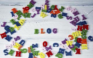 blog de palabras de pequeñas letras multicolores sobre una superficie blanca foto