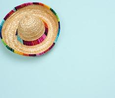 sombrero mexicano de paja sobre fondo azul, vista superior foto