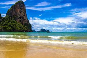 playa de railay tailandia hermosa laguna de playa famosa entre rocas calizas. foto