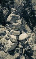 piedras apiladas como guía para los excursionistas del parque nacional de la montaña de la mesa. foto