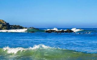 enormes olas de surfistas en la playa puerto escondido méxico. foto