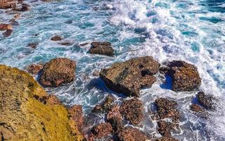 hermosas rocas acantilados ver olas en playa puerto escondido mexico. foto