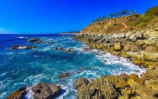 hermosas rocas acantilados ver olas en playa puerto escondido mexico. foto