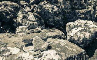 piedras apiladas como guía para los excursionistas del parque nacional de la montaña de la mesa. foto