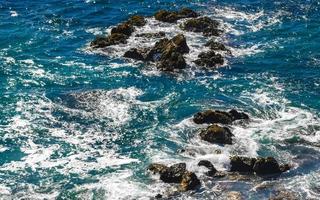 hermosas rocas acantilados ver olas en playa puerto escondido mexico. foto