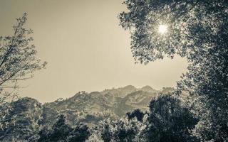 sol sobre las montañas en el parque nacional tablemountain. foto