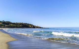 enormes olas de surfistas en la playa puerto escondido méxico. foto