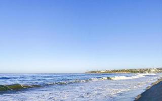 enormes olas de surfistas en la playa puerto escondido méxico. foto