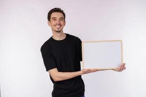 retrato de un hombre feliz que muestra un cartel en blanco sobre un fondo blanco aislado foto