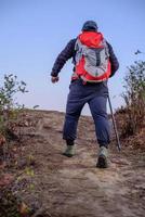 retrato de hombre haciendo senderismo en las montañas con mochila foto