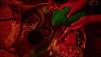 el pueblo javanés prepara la bufanda verde para el ritual del festival cultural dentro del pueblo