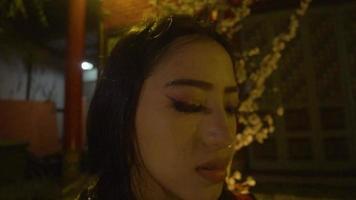 una mujer china llorando y sintiéndose triste por perder a su novio video