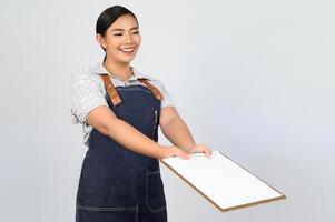 retrato de una joven asiática con uniforme de camarera posa con portapapeles foto