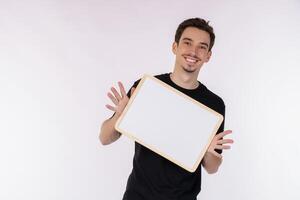 retrato de un hombre feliz que muestra un cartel en blanco sobre un fondo blanco aislado foto