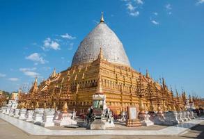 pagoda de shwezigon en reparación después del gran terremoto en bagan, región de mandalay en myanmar. foto