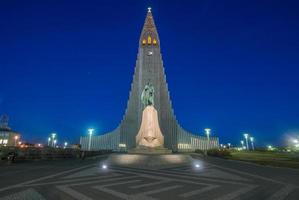 reykjavik, islandia - 27 de marzo de 2016 - hallgrimskirkja la iglesia más grande y más alta de reykjavik, las capitales de islandia. este lugar es una de las atracciones más turísticas de reykjavik. foto