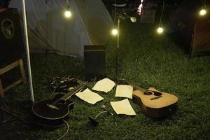 guitarra acústica y letras con fondo al aire libre. foto