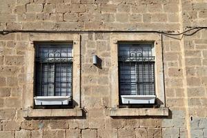 pequeña ventana en la gran ciudad. foto