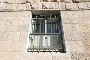 pequeña ventana en la gran ciudad. foto