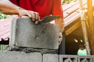 hombre albañil trabajando para construir en casa foto