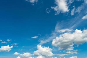 cielo azul y nubes blancas. nube esponjosa en el fondo del cielo azul foto