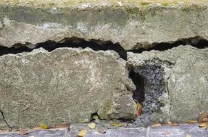 grietas en el daño del terremoto de la pared de cemento foto