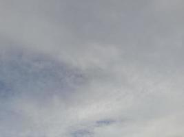 cielo oscuro con nubes durante el día en la isla de lombok, indonesia foto