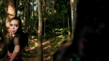 dos guerreros peleando entre sí en el bosque con una espada y una flecha en el bosque video