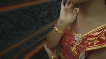 balinesische Frau fühlt sich glamourös, während sie auf ihrer Party ein balinesisches Hochzeitskleid trägt video