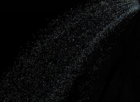 gotas de agua que caen sobre un fondo negro, telón de fondo abstracto foto