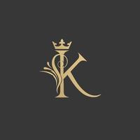 elegante letra k dorada con inspiración en el diseño del logotipo de la corona vector