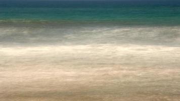 vagues douces de l'océan se jettent dans le rivage - boucle video
