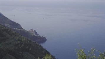 bela vista de corniglia de cima. uma das cinco famosas aldeias coloridas do parque nacional de cinque terre, na itália video