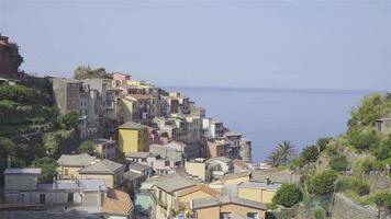 vista sobre a arquitetura da antiga vila italiana. riomaggiore é uma das vilas antigas mais populares de cinque terre, taly video