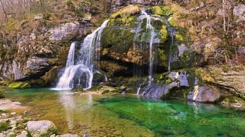 der malerische wasserfall slap virje von bovec, slowenien. Der Wasserfall ist eine unglaubliche Perle der Natur. magischer Ort zum Entspannen und Meditieren.